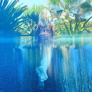 Fey feet photo thumbnail