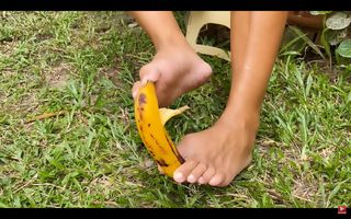 Filipina Pea feet photo 3