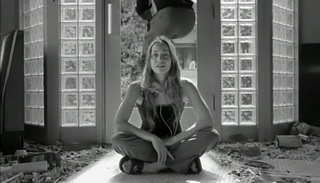 Fiona Apple feet photo thumbnail