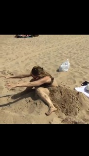 Fiona Apple feet photo thumbnail