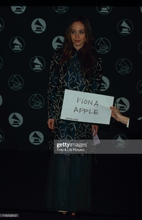 Fiona Apple feet photo thumbnail