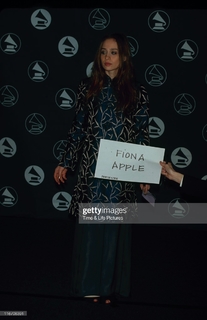 Fiona Apple feet photo thumbnail