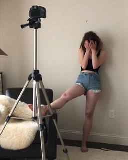 Fiona Dourif feet photo thumbnail