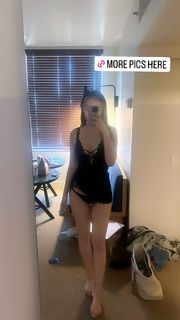 Fiona Fan feet photo thumbnail