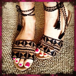 Fiona Gubelmann feet photo thumbnail