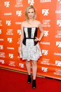 Fiona Gubelmann feet photo thumbnail