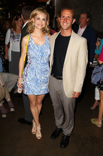 Fiona Gubelmann feet photo thumbnail