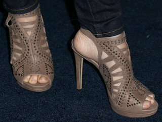 Fiona Gubelmann feet photo thumbnail