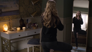 Fiona Gubelmann feet photo thumbnail