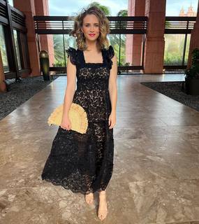 Fiona Gubelmann feet photo thumbnail