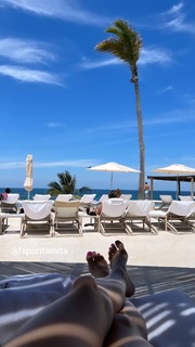 Fiona Gubelmann feet photo thumbnail