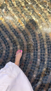 Fiona Gubelmann feet photo thumbnail