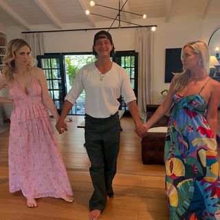 Fiona Gubelmann feet photo thumbnail