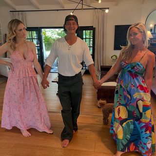 Fiona Gubelmann feet photo thumbnail