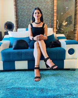 Fiza Chaudhary feet photo 3