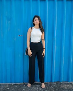 Fiza Chaudhary feet photo 11