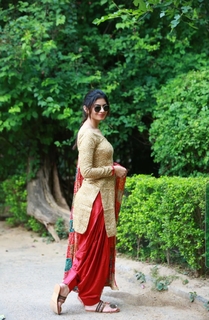 Fiza Chaudhary feet photo 12