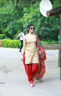 Fiza Chaudhary feet photo 11