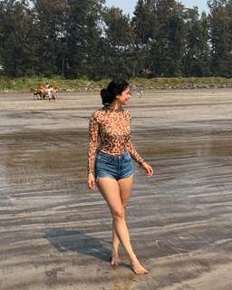 Fiza Chaudhary feet photo 7