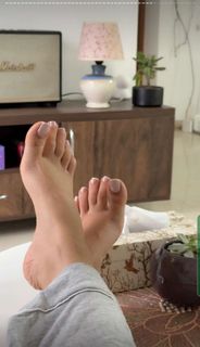 Fiza Chaudhary feet photo 13