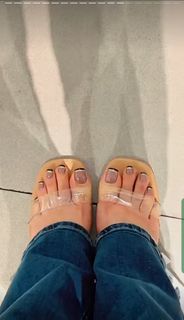 Fiza Chaudhary feet photo 11