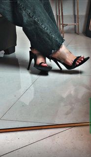 Fiza Chaudhary feet photo 8