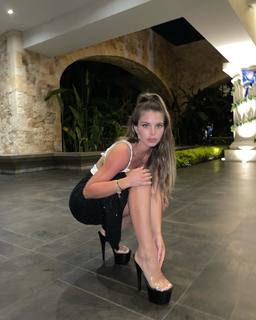 Flavia Laos feet photo 7