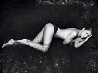 Flavia Palmiero feet photo thumbnail