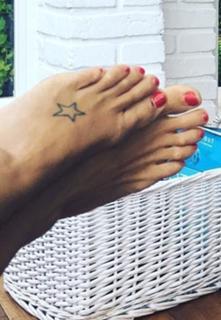 Flavia Palmiero feet photo thumbnail