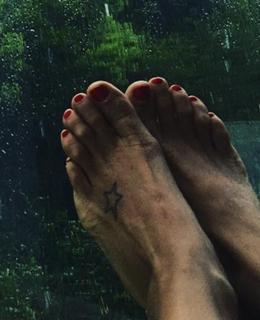 Flavia Palmiero feet photo thumbnail