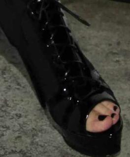 Flavia Palmiero feet photo thumbnail