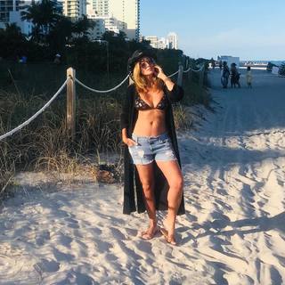 Flavia Palmiero feet photo thumbnail