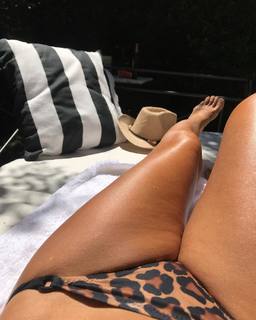 Flavia Palmiero feet photo thumbnail