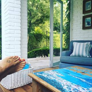 Flavia Palmiero feet photo thumbnail