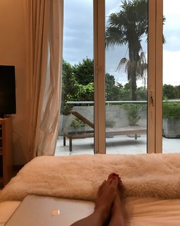 Flavia Palmiero feet photo thumbnail