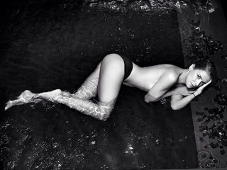 Flavia Palmiero feet photo thumbnail