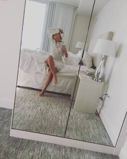 Flavia Palmiero feet photo thumbnail