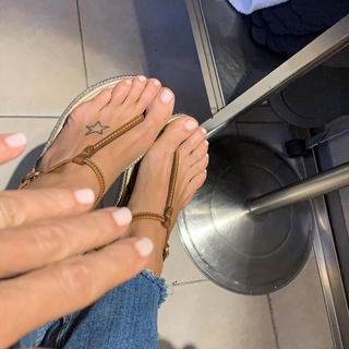 Flavia Palmiero feet photo thumbnail