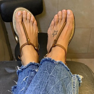 Flavia Palmiero feet photo thumbnail
