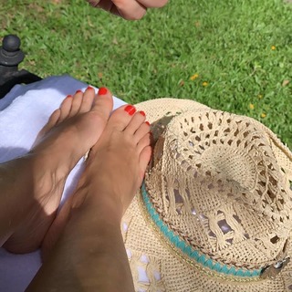 Flavia Palmiero feet photo thumbnail