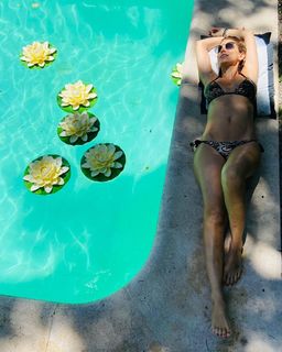 Flavia Palmiero feet photo thumbnail