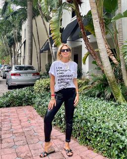 Flavia Palmiero feet photo thumbnail