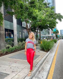 Flavia Palmiero feet photo thumbnail