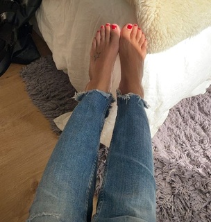 Flavia Palmiero feet photo thumbnail