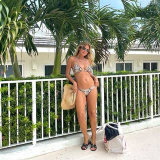 Flavia Palmiero feet photo thumbnail