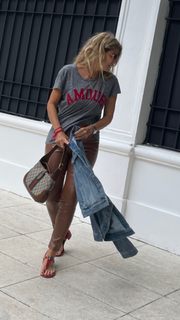 Flavia Palmiero feet photo thumbnail