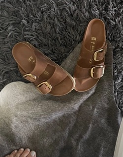 Flavia Palmiero feet photo thumbnail