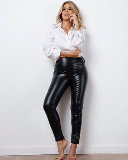 Flavia Palmiero feet photo thumbnail