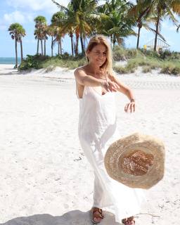 Flavia Palmiero feet photo thumbnail