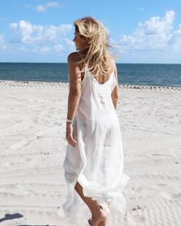 Flavia Palmiero feet photo thumbnail